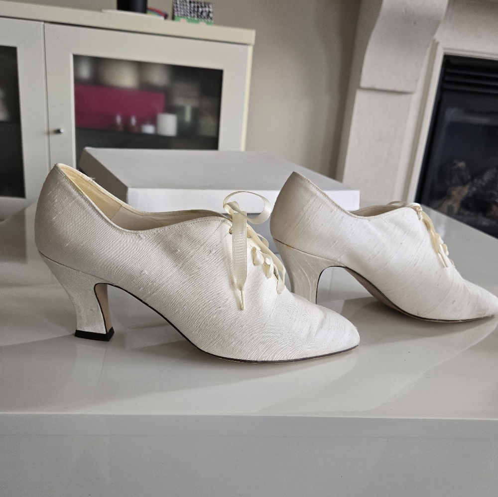 Vintage British Oxford Style Heels - for wedding or costume - dyable silk